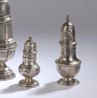 null Two small silver baluster-shaped sprinklers. The caps pierced.
XVIIIth - XIXth...