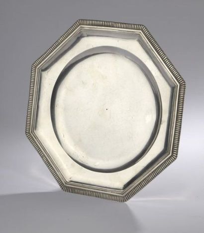 APP 02/09/20 Octagonal plate in plain silver. The wing underlined by a moulding of...