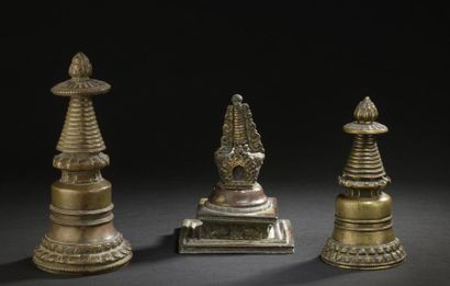 null TIBET ET MONGOLIE - XIVe et XVIIIe siècle
Ensemble de trois stupa, dont deux...