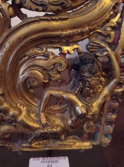 null TIBET - XVIIe siècle
Fragment de frise en cuivre doré et laqué rouge, à décor...