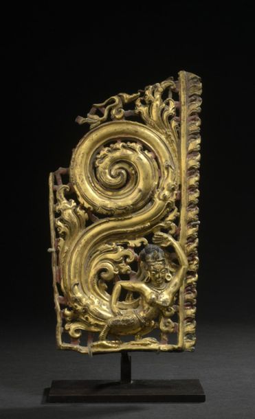 null TIBET - XVIIe siècle
Fragment de frise en cuivre doré et laqué rouge, à décor...
