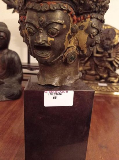 null TIBET - XVIIe/XVIIIe siècle
Fragment de coiffe d'Avalokitesvara en cuivre repoussé...