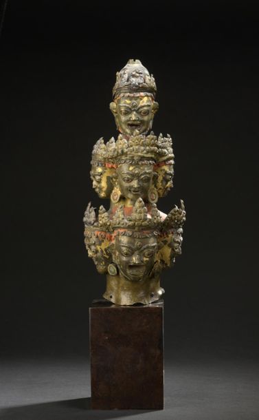 null TIBET - XVIIe/XVIIIe siècle
Fragment de coiffe d'Avalokitesvara en cuivre repoussé...