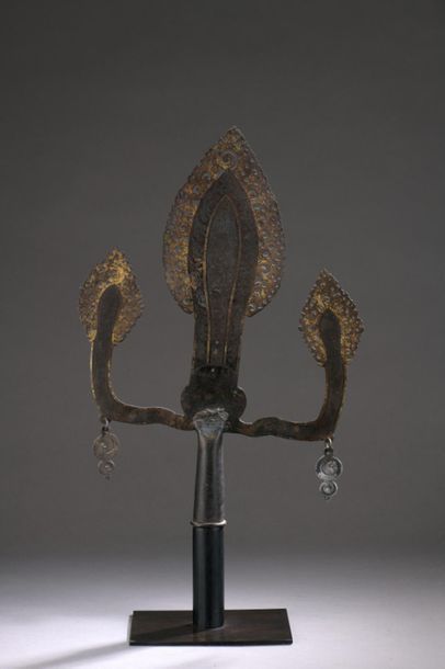 null TIBET - XVIIIe/XIXe siècle
Trisula en fer partiellement doré, à décor ciselé...
