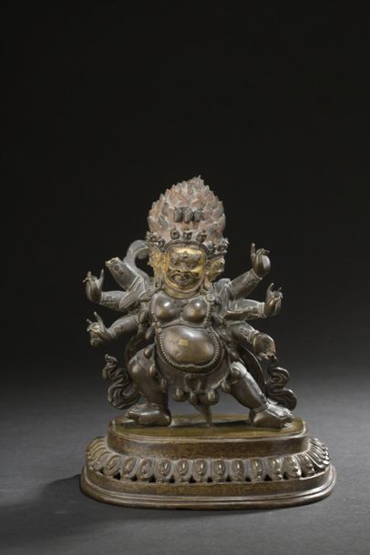 null NÉPAL - XVIIIe siècle
Statuette en bronze d'Hayagriva à trois têtes et six bras...