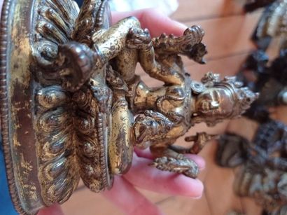 null NÉPAL - XVIe siècle
Statuette en bronze dorée de Tara à six bras assise en ardhaparyankasana...