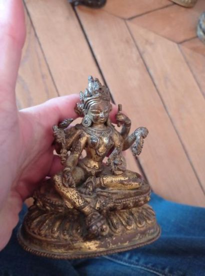 null NÉPAL - XVIe siècle
Statuette en bronze dorée de Tara à six bras assise en ardhaparyankasana...
