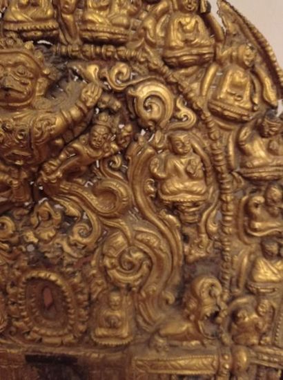 null TIBET - XVIe/XVIIe siècle
Mandorle en cuivre repoussé doré et partiellement...