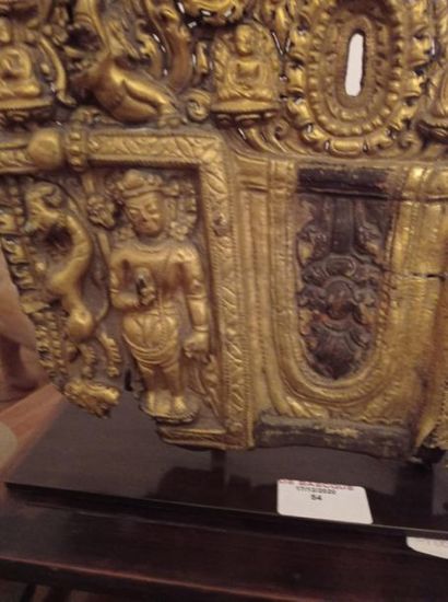 null TIBET - XVIe/XVIIe siècle
Mandorle en cuivre repoussé doré et partiellement...