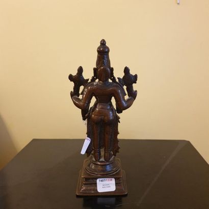 null INDE - XIVe/XVe siècle
Statuette en bronze à patine brune de Vishnu à quatre...