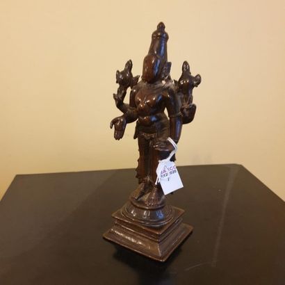 null INDE - XIVe/XVe siècle
Statuette en bronze à patine brune de Vishnu à quatre...