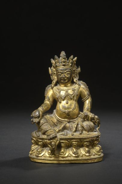 null TIBET XVIIe siècle
Statuette en bronze doré du Yi-dam Jambhala assis en ardhaparyanasana...