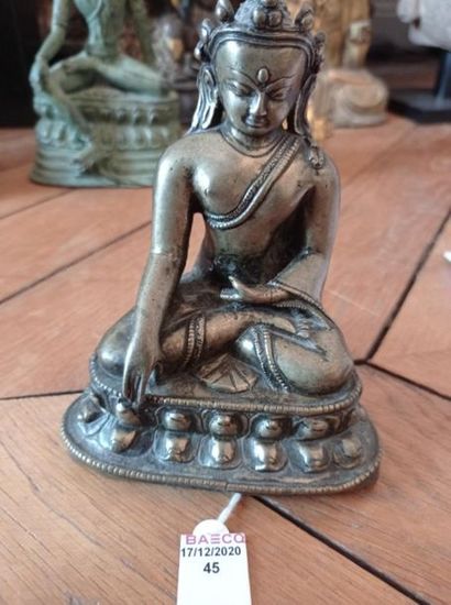 null TIBET - XIVe/XVe siècle
Statuette en bronze de Sakyamuni assis en padmasana...