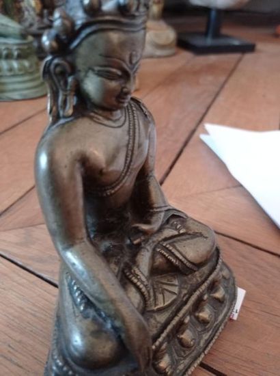 null TIBET - XIVe/XVe siècle
Statuette en bronze de Sakyamuni assis en padmasana...