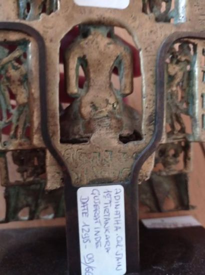 null INDE, Gujarat - XIIIe siècle
Petite stèle en laiton repoussé et incrusté d'argent,...