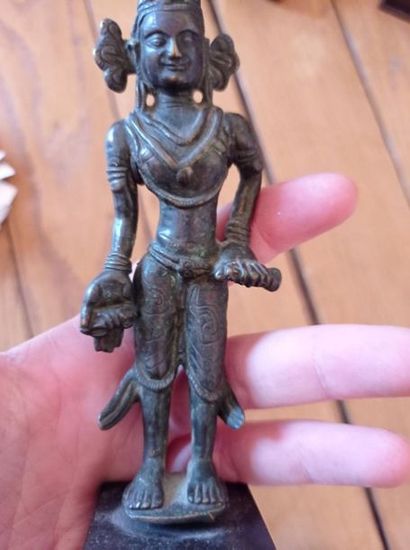 null TIBET - XIIe siècle
Statuette en bronze à patine brune de Vajrasatva debout...