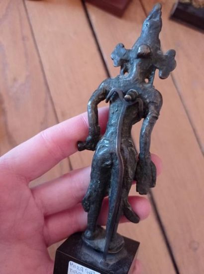 null TIBET - XIIe siècle
Statuette en bronze à patine brune de Vajrasatva debout...