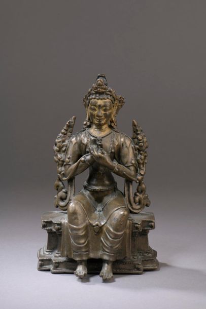 null TIBET - XVe/XVIe siècle
Statuette en bronze à patine brune de Maitreya assis...