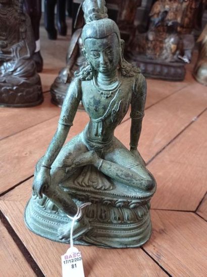 null TIBET - XVIIIe siècle
Statuette en bronze à patine verte de bouddha portant...