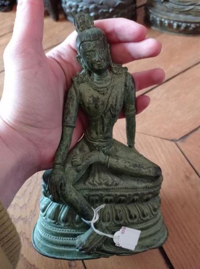 null TIBET - XVIIIe siècle
Statuette en bronze à patine verte de bouddha portant...
