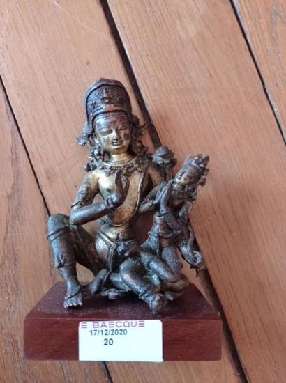 null NÉPAL - XVIIe siècle
Groupe en bronze doré de Umamaheshvara, Shiva assis en...