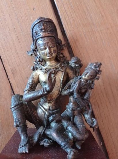 null NÉPAL - XVIIe siècle
Groupe en bronze doré de Umamaheshvara, Shiva assis en...
