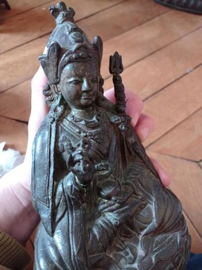 null TIBET - XVIIIe siècle
Statuette de Padmasambhava en bronze à patine brune, assis...