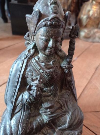 null TIBET - XVIIIe siècle
Statuette de Padmasambhava en bronze à patine brune, assis...