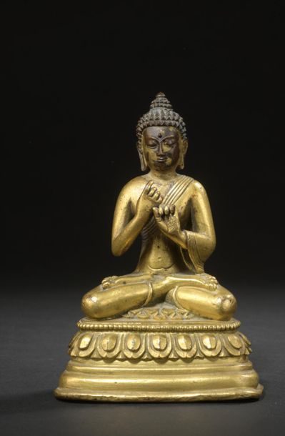 null TIBET - XVIIIe siècle
Statuette du bouddha Vairocana en bronze doré le visage...