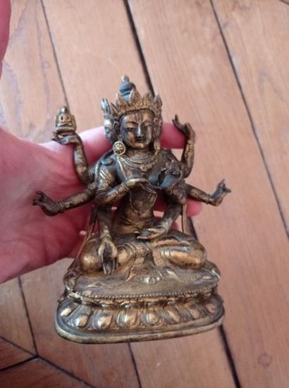 null TRAVAIL SINO-TIBÉTAIN - XVIIIe siècle
Statuette en bronze doré de la Tara Ushnishavijaya,...