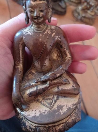 null NÉPAL - Xe/XIIe siècle
Statuette de bouddha Sakyamuni en bronze à traces de...