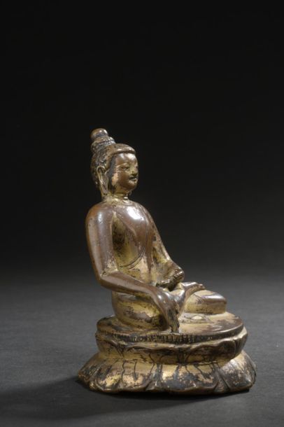 null NÉPAL - Xe/XIIe siècle
Statuette de bouddha Sakyamuni en bronze à traces de...