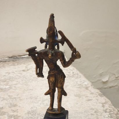 null TIBET - XIIe/XIIIe siècle
Statuette de Manjusri en bronze à traces de laque...