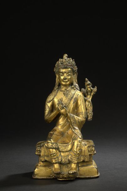 null TIBET - XVIIe siècle
Statuette en bronze doré de Maitreya assis en bhadrasana...