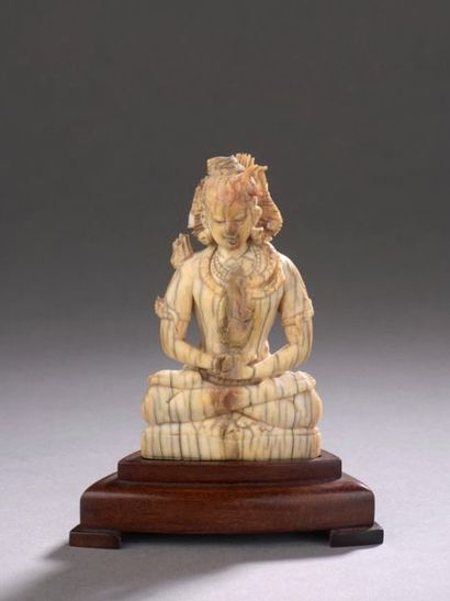 null NÉPAL - XVIe/XVIIe siècle
Statuette de bouddha en ivoire assis en padmasana...