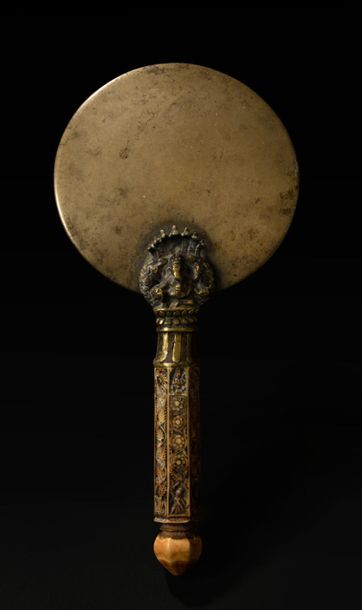 null NÉPAL - XVIIe siècle
Miroir en laiton et manche en ivoire sculpté de frises...