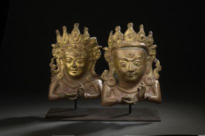 null NÉPAL - XVIIIe siècle
Deux masques en cuivre repoussé partiellement doré, formant...