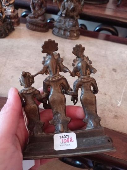 null NÉPAL - XVIIe/XVIIIe siècle
Groupe en bronze à patine brune, trois divinités...