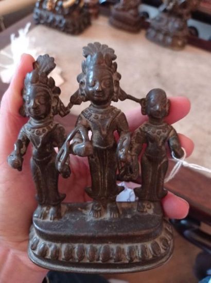 null NÉPAL - XVIIe/XVIIIe siècle
Groupe en bronze à patine brune, trois divinités...