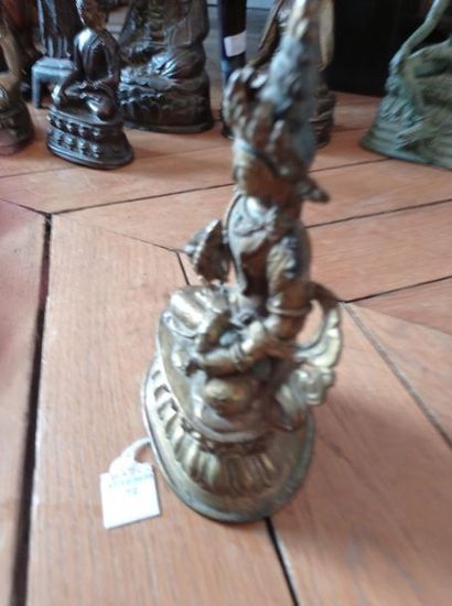 null TIBET - XVIIe/XVIIIe siècle
Statuette en bronze doré de Vajradhara portant le...