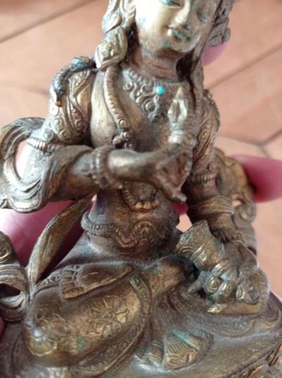 null TIBET - XVIIe/XVIIIe siècle
Statuette en bronze doré de Vajradhara portant le...