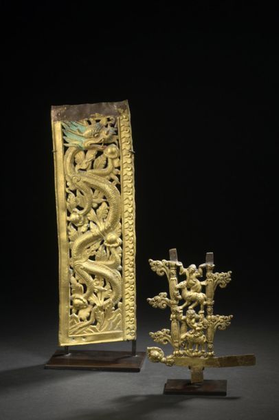 null TIBET - XVIIIe siècle
Deux fragments de frises, l'un en cuivre doré et repoussé...