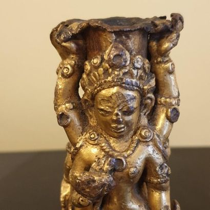 null TIBET - XVIe/XVIIe siècle
Bas de pilier en bronze doré, de deux divinités accolées...