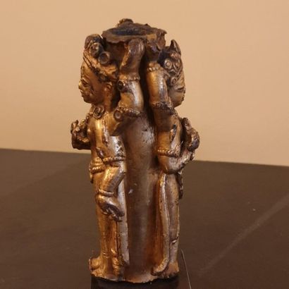 null TIBET - XVIe/XVIIe siècle
Bas de pilier en bronze doré, de deux divinités accolées...