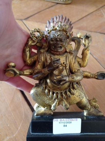 null TIBET - XVIIIe siècle
Statuette en bronze doré de Mahakala debout en pratyalidhasana...