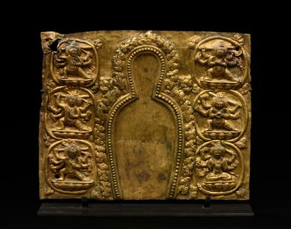null TIBET - XVIIIe siècle
Fragment de plaque en cuivre doré et repoussé de mandorle...