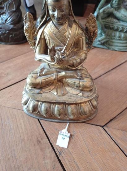 null TIBET - XVIIe/XVIIIe siècle
Statuette en bronze doré de Tsongkhapa assis sur...