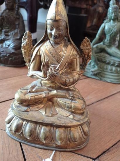 null TIBET - XVIIe/XVIIIe siècle
Statuette en bronze doré de Tsongkhapa assis sur...