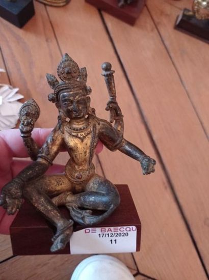 null NÉPAL - XVe/XVIe siècle
Statuette en bronze doré de Vishnu à quatre bras tenant...