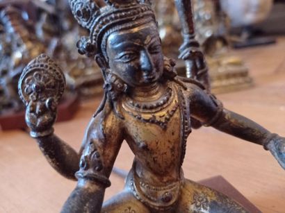 null NÉPAL - XVe/XVIe siècle
Statuette en bronze doré de Vishnu à quatre bras tenant...